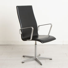 Load image into Gallery viewer, An Oxford leather office chair designed by Arne Jacobsen for Fritz Hansen.