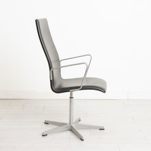 Load image into Gallery viewer, An Oxford leather office chair designed by Arne Jacobsen for Fritz Hansen.