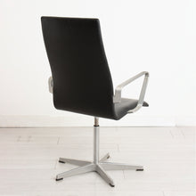 Load image into Gallery viewer, An Oxford leather office chair designed by Arne Jacobsen for Fritz Hansen.