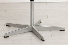 Load image into Gallery viewer, An Oxford leather office chair designed by Arne Jacobsen for Fritz Hansen.