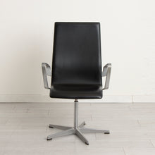 Load image into Gallery viewer, An Oxford leather office chair designed by Arne Jacobsen for Fritz Hansen.