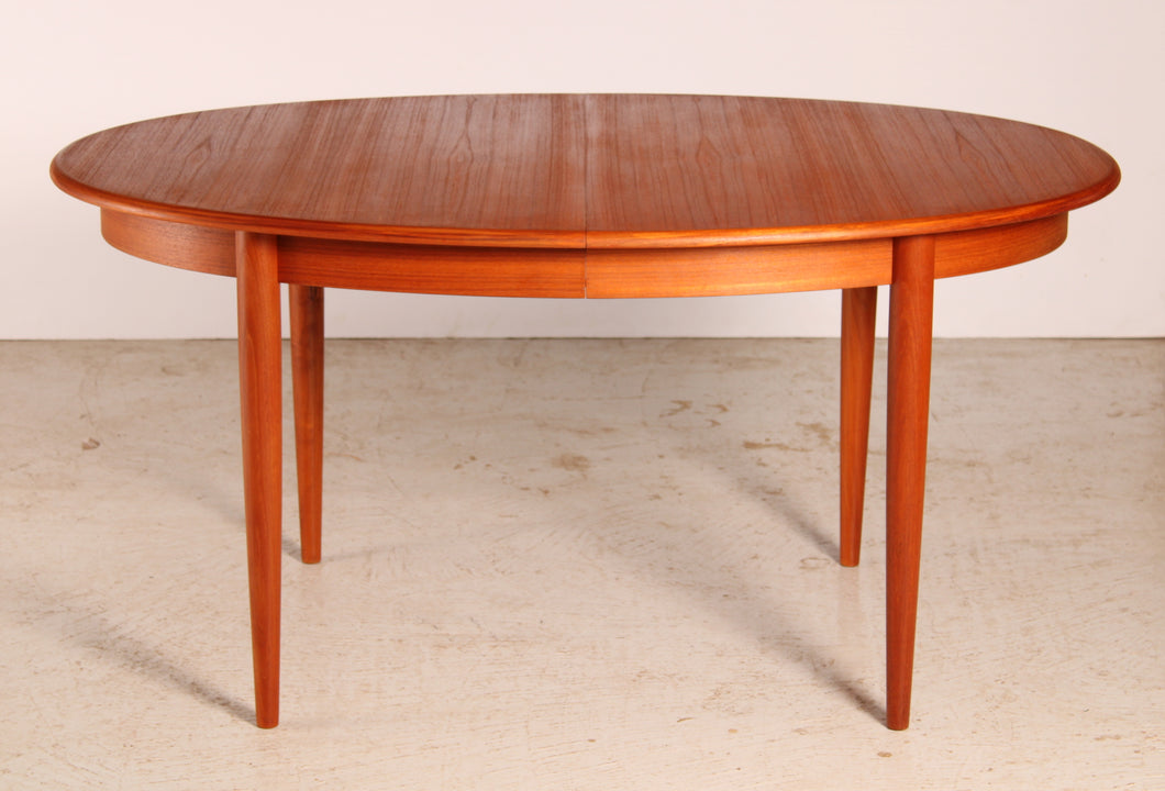 Danish Mid Century extending teak dining table by Gudme Mobelfabrik, circa 1960s