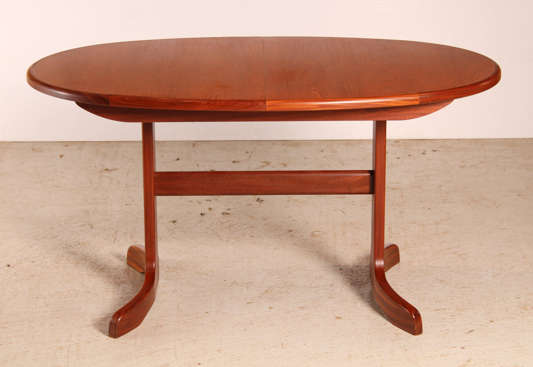 Mid Century G-plan Fresco extending teak and afromosia dining table, circa 1970s.