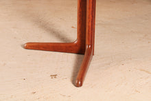 Load image into Gallery viewer, Danish Mid Century extending round/oval rosewood dining table, circa 1970s.
