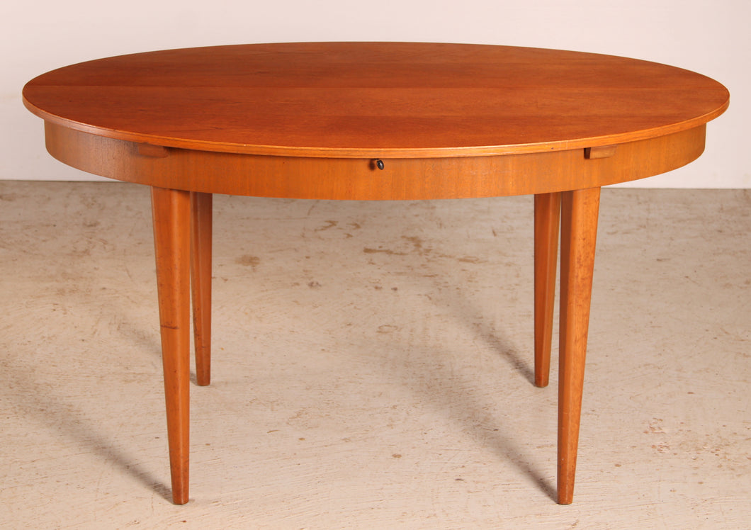 Mid Century extending teak dining table by Greaves&Thomas, circa 1960s.