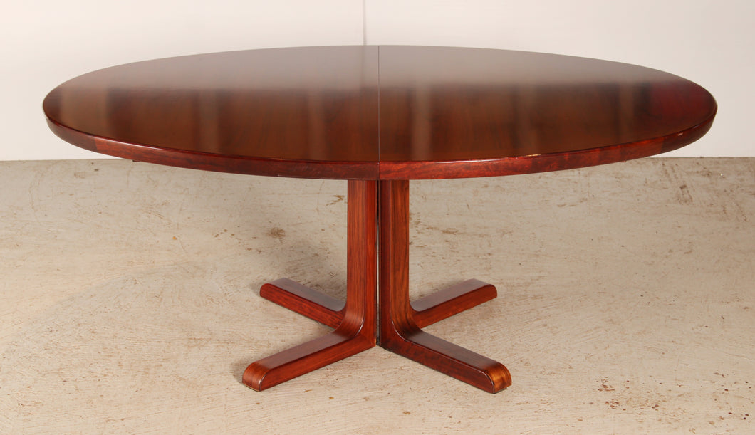 Danish Mid Century extending rosewood dining table with pedestal base by Skovby, circa 1960s