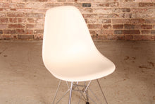 Load image into Gallery viewer, Set of 4 Vitra Eames DSR Eiffel Chairs
