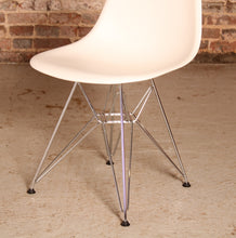 Load image into Gallery viewer, Set of 4 Vitra Eames DSR Eiffel Chairs
