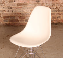 Load image into Gallery viewer, Set of 4 Vitra Eames DSR Eiffel Chairs
