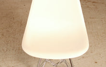 Load image into Gallery viewer, Set of 4 Vitra Eames DSR Eiffel Chairs
