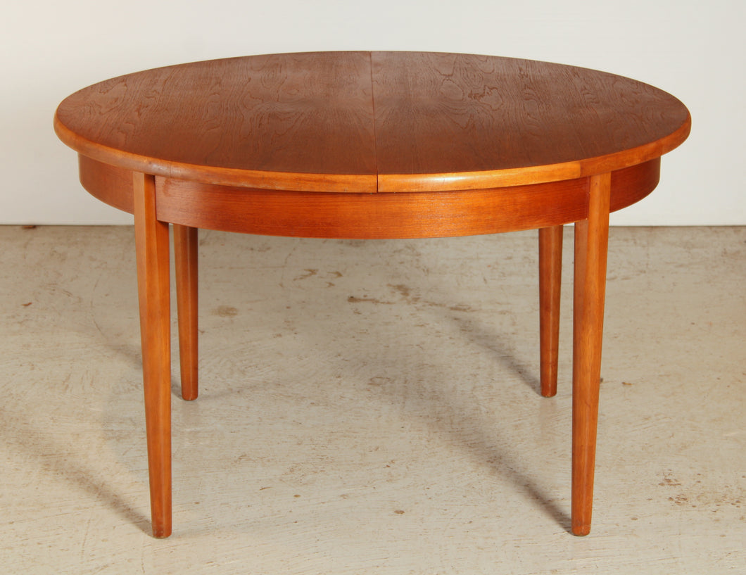 Mid Century round extending teak dining table by Jentique, circa 1960s
