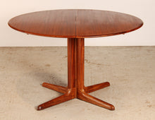 Load image into Gallery viewer, Danish Mid Century extending rosewood dining table by Dyrlund, circa 1970s
