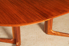 Load image into Gallery viewer, Danish Mid Century extending rosewood dining table by Dyrlund, circa 1970s
